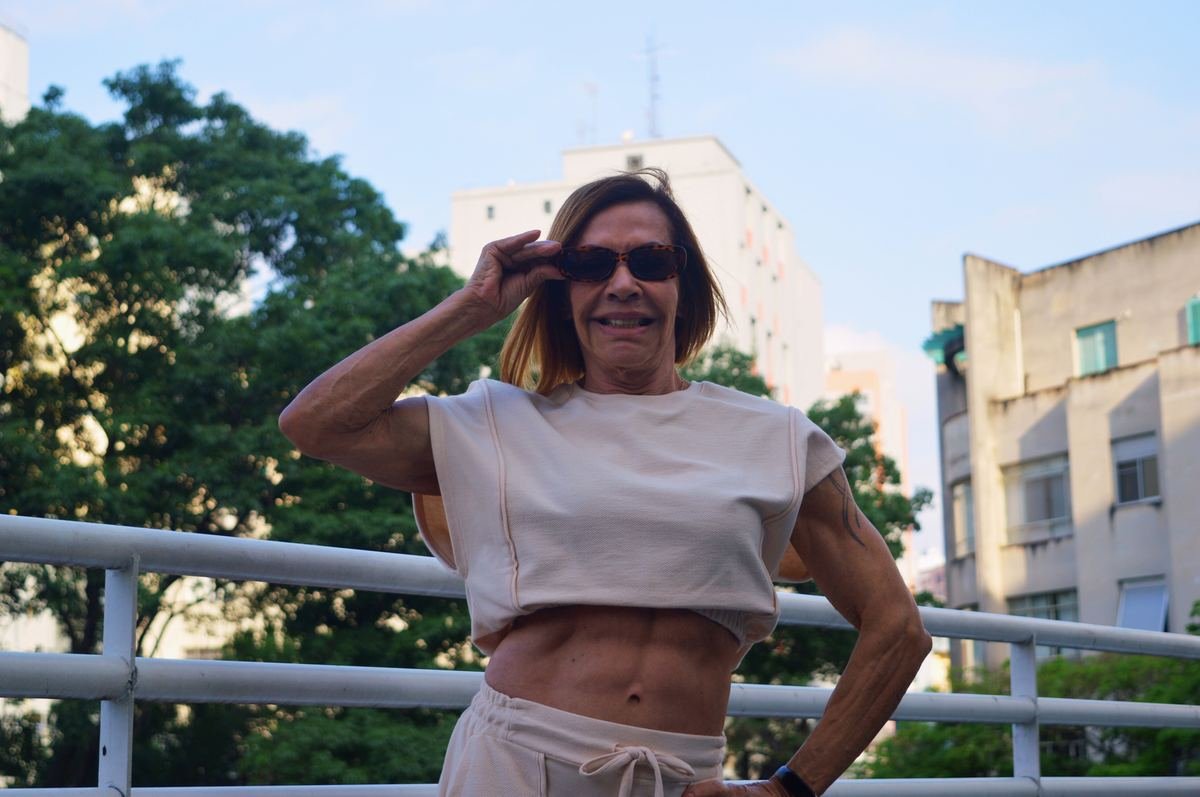 Silvia Masumoto caminhando, óculos escuros, roupa bege
