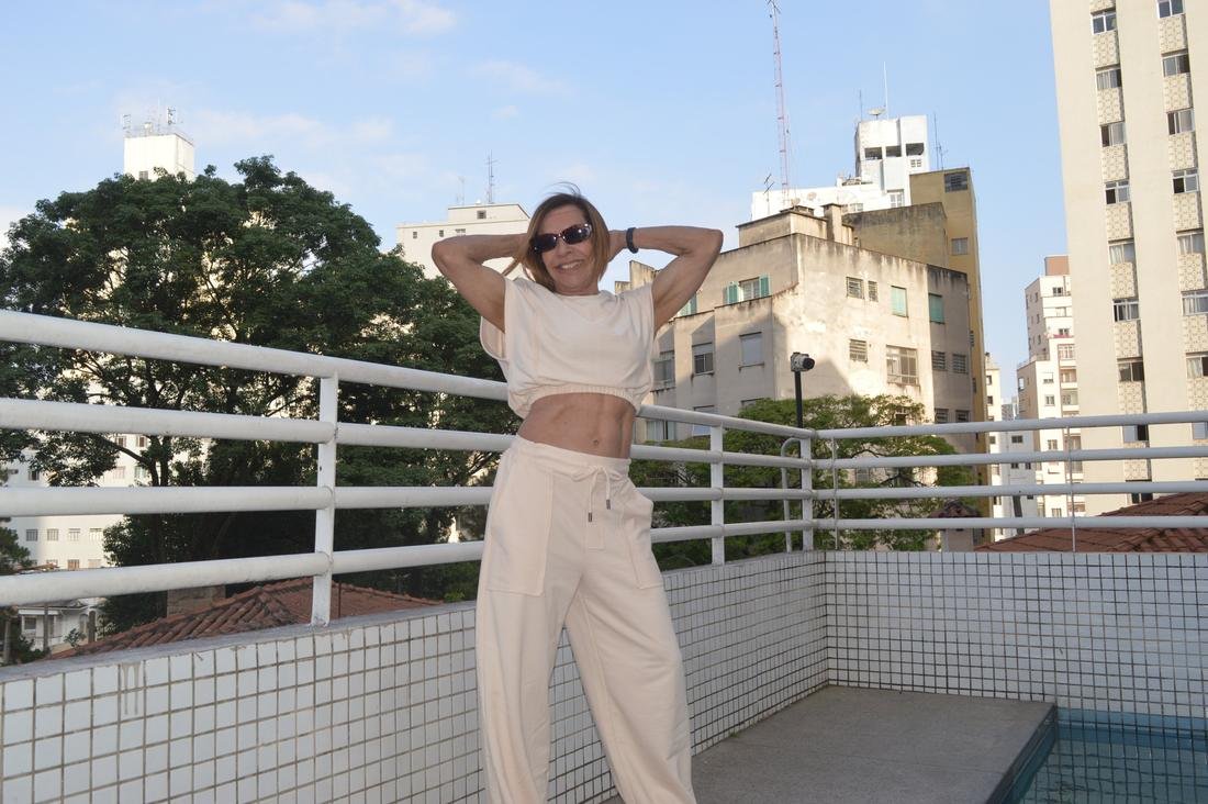 Silvia Masumoto no terraço, estilo de vida ativo em São Paulo