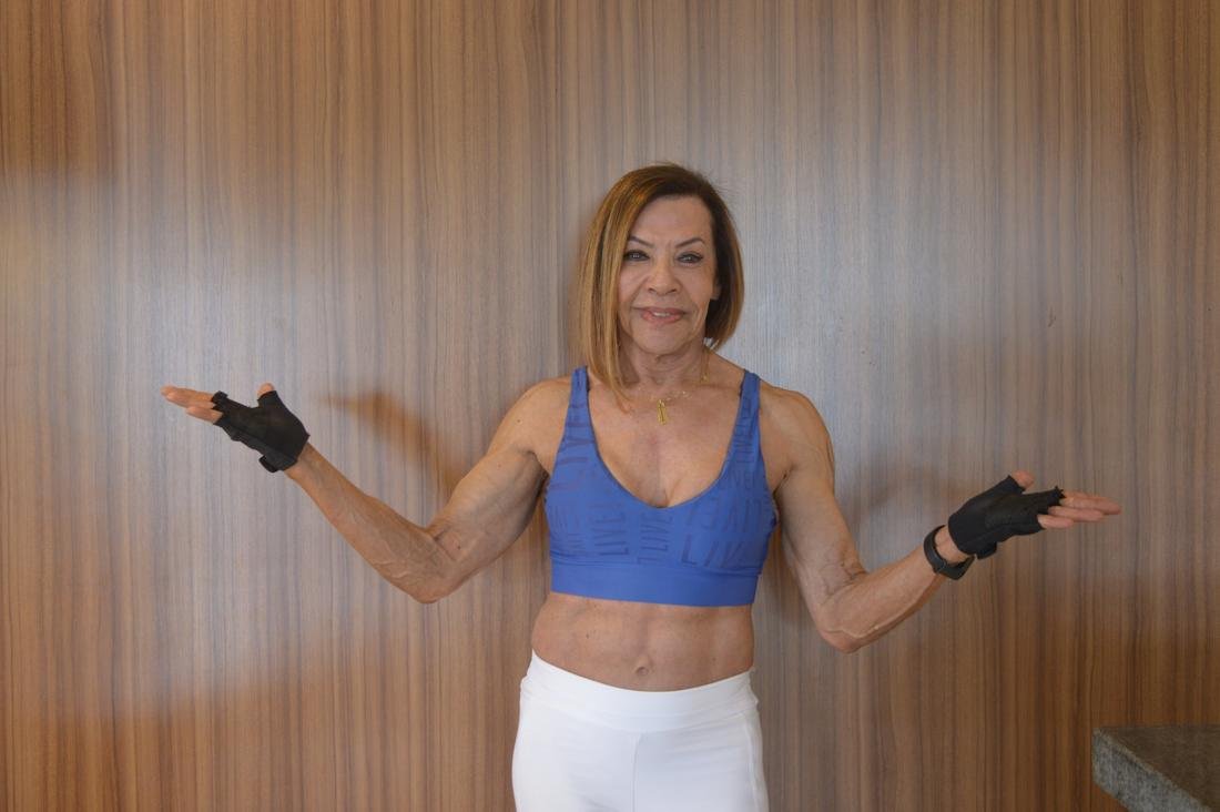 Silvia Masumoto posando com os braços abertos