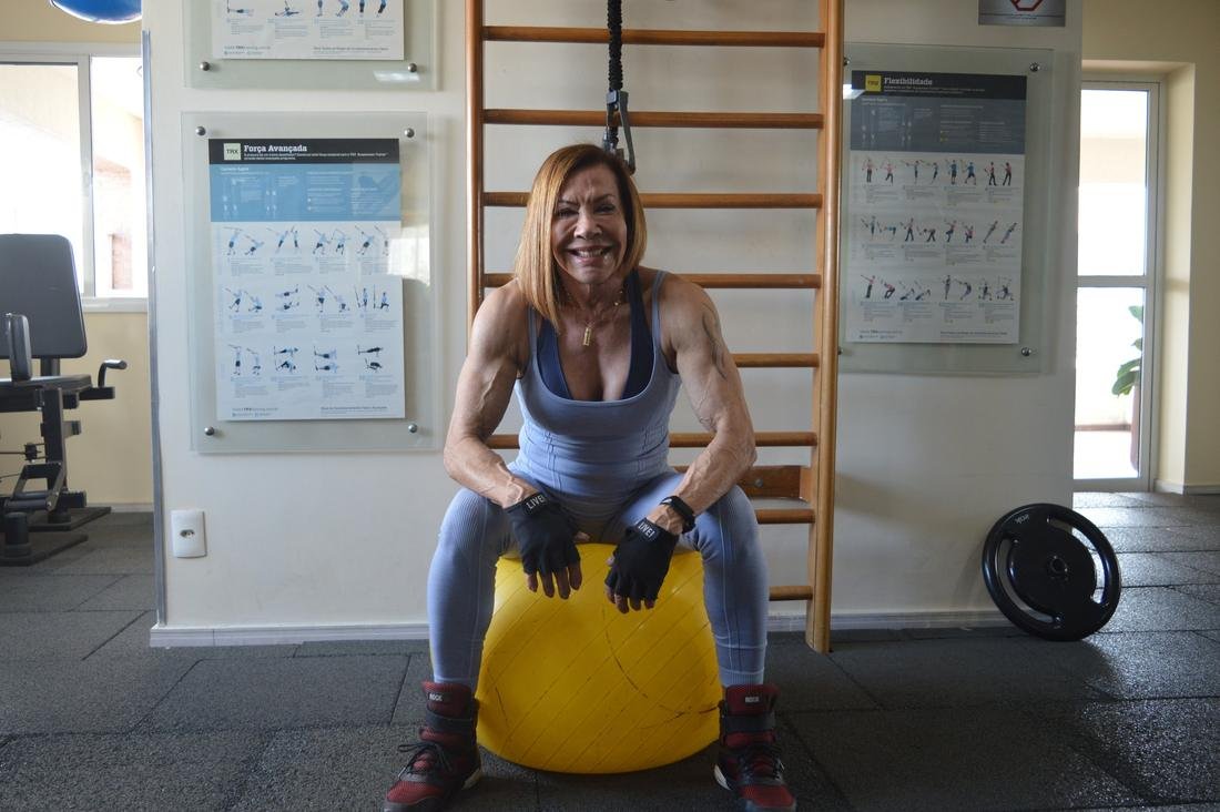 Silvia Masumoto alongando com bola suíça na academia